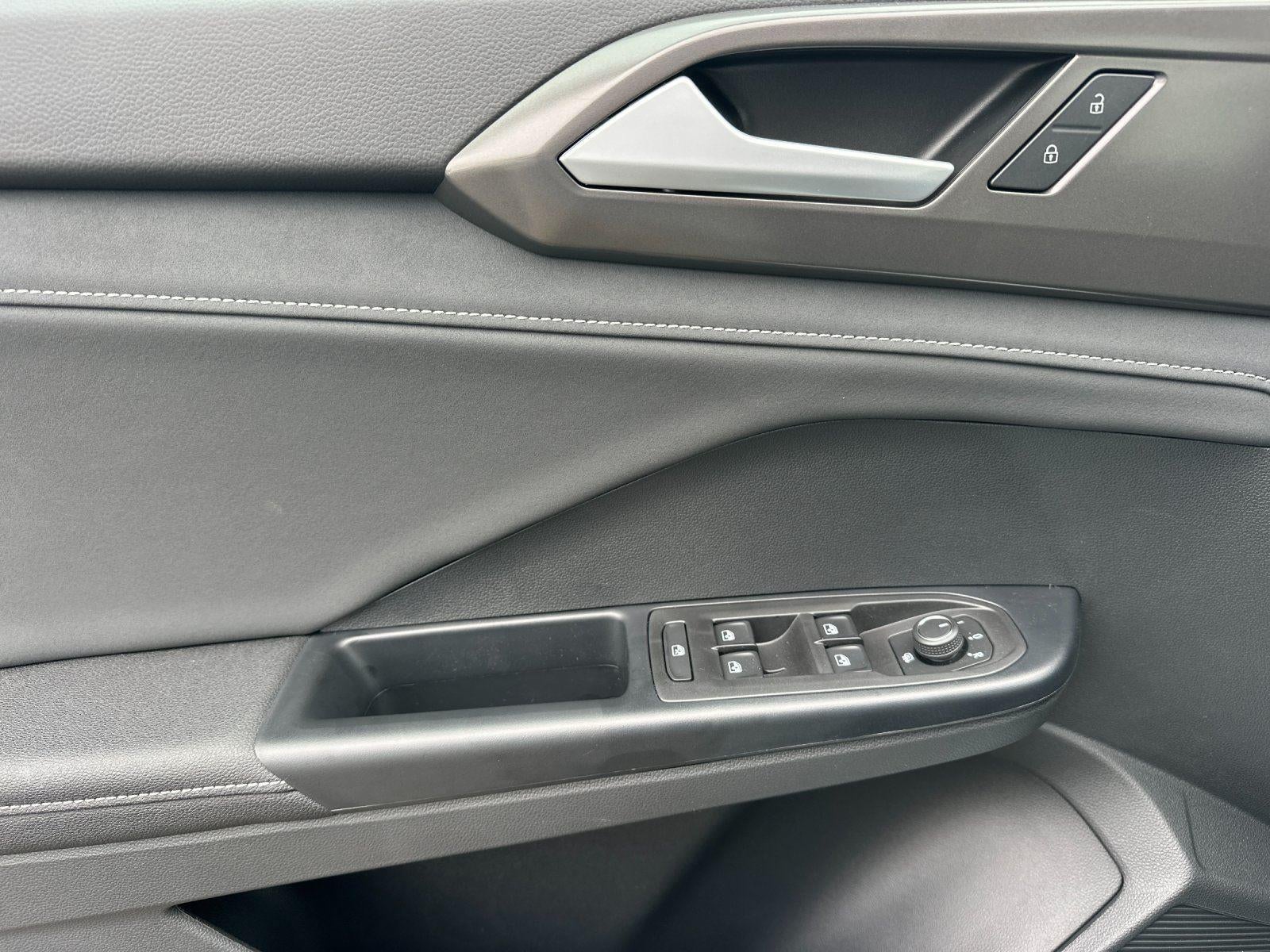 2026 Volkswagen Taos SE Black