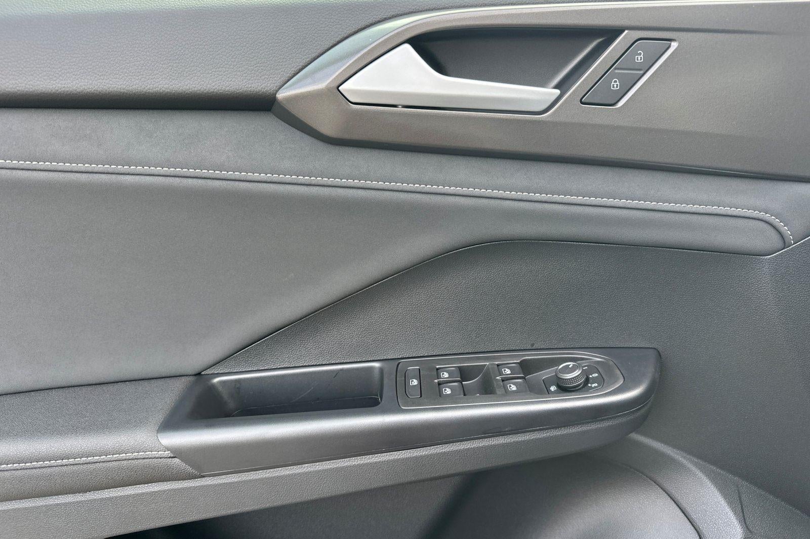 2026 Volkswagen Taos SE Black