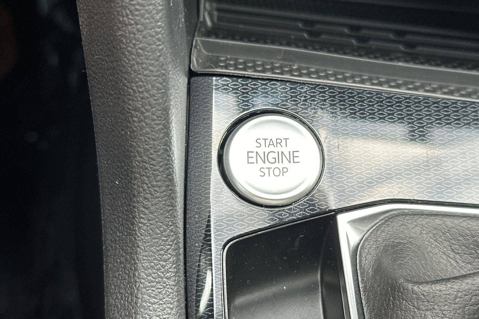 2026 Volkswagen Taos SE Black