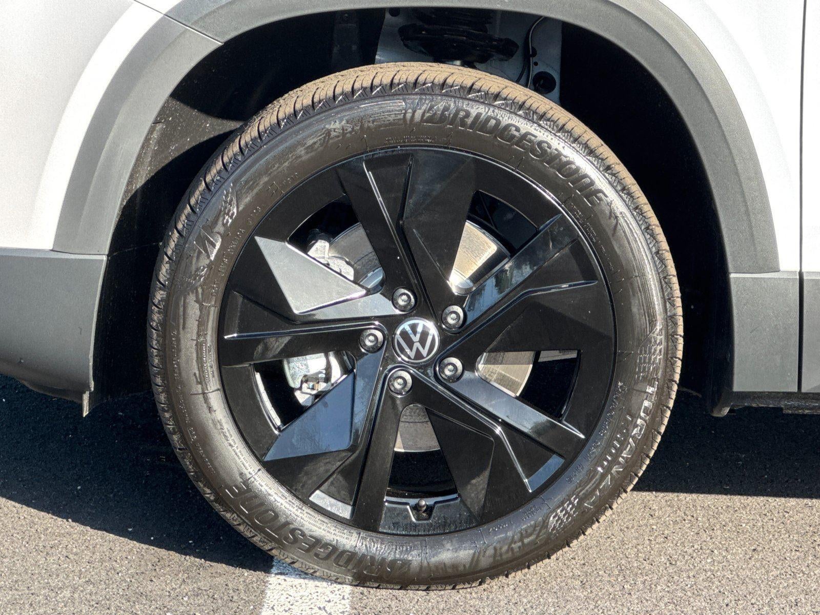 2026 Volkswagen Taos SE Black