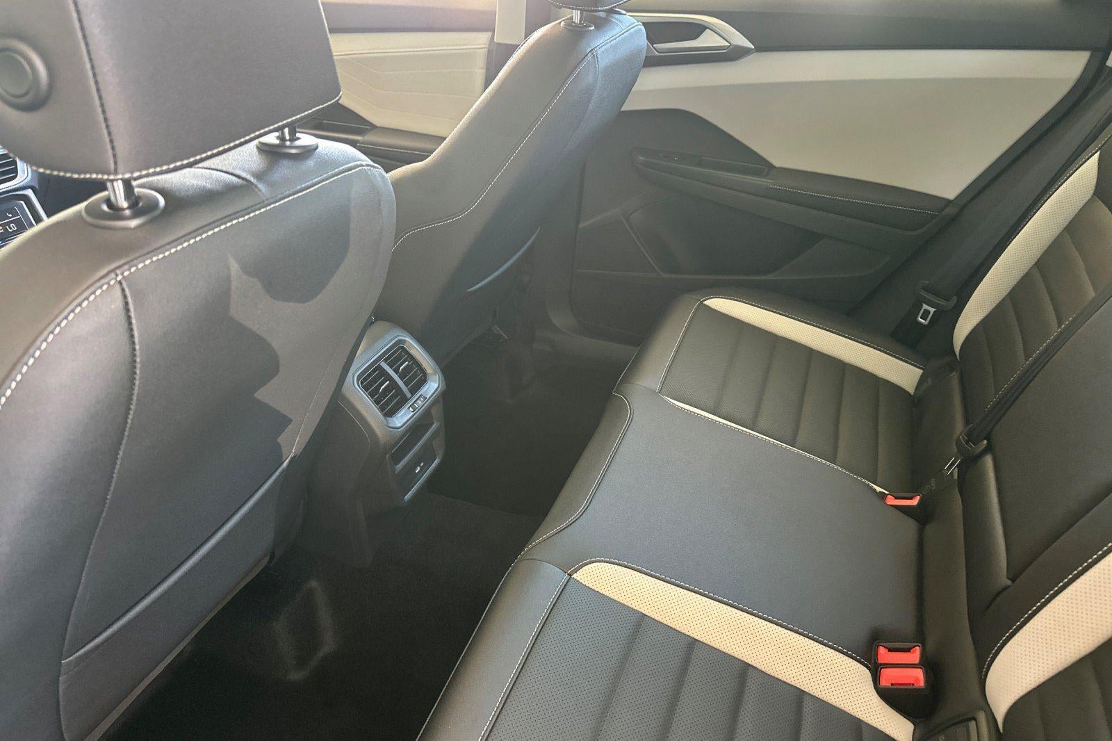 2025 Volkswagen Taos SEL