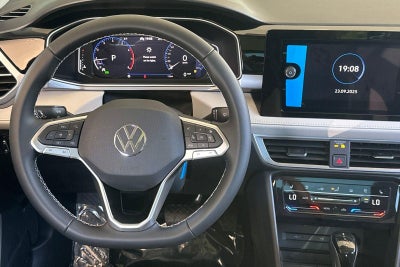 2025 Volkswagen Taos SEL