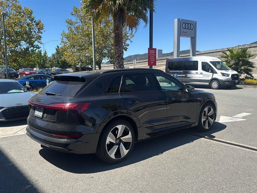 2022 Audi e-tron Premium Plus